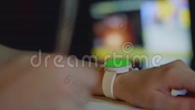 用绿色屏幕<strong>聚焦</strong>在女孩的左手上的白色手表，用女孩`的右手去<strong>聚焦</strong>笔